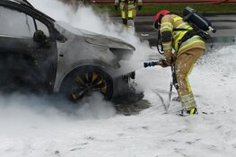 Auto vliegt in brand in Huizen
