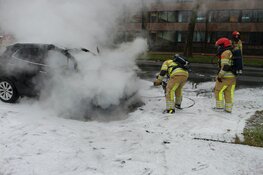 Auto vliegt in brand in Huizen