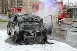 Auto vliegt in brand in Huizen