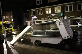 Mobiele kraam total loss na crash in Hilversum