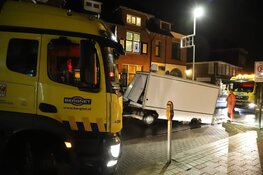 Mobiele kraam total loss na crash in Hilversum
