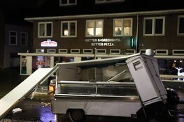 Mobiele kraam total loss na crash in Hilversum