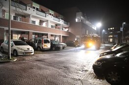 Auto rijdt tegen pilaar van woningen in Hilversum