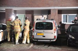 Auto rijdt tegen pilaar van woningen in Hilversum