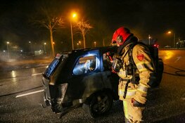 Uitgebrande auto vliegt voor tweede keer in brand