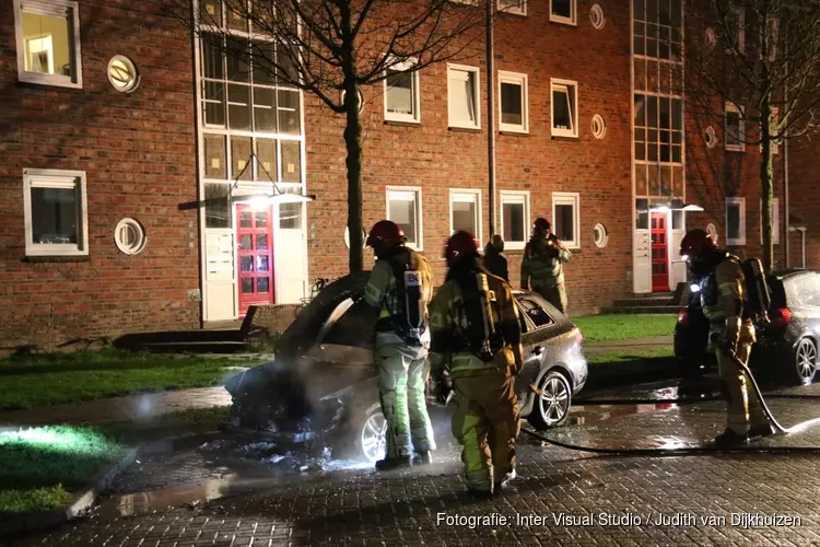 Auto brandt volledig uit in Weesp