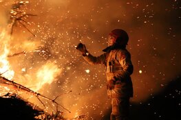 Veel publiek bij kerstbomenvuur in Muiden
