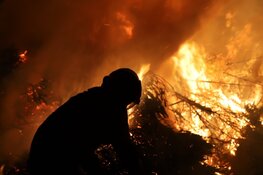 Veel publiek bij kerstbomenvuur in Muiden