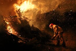 Veel publiek bij kerstbomenvuur in Muiden