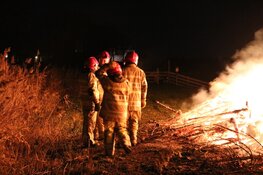 Veel publiek bij kerstbomenvuur in Muiden