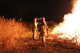 Veel publiek bij kerstbomenvuur in Muiden