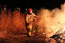 Veel publiek bij kerstbomenvuur in Muiden