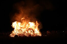 Veel publiek bij kerstbomenvuur in Muiden