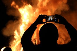 Veel publiek bij kerstbomenvuur in Muiden