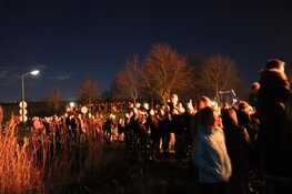 Veel publiek bij kerstbomenvuur in Muiden