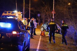 Auto meerdere malen over de kop bij ongeval Laren