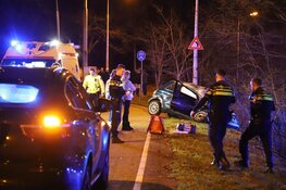 Auto meerdere malen over de kop bij ongeval Laren