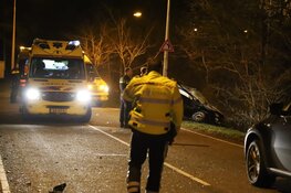 Auto meerdere malen over de kop bij ongeval Laren