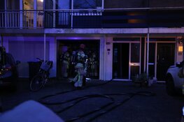 Brandweer forceert deur woning