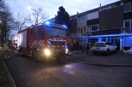 Brandweer forceert deur woning