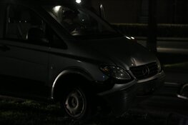 Chaos door aanrijding busje en scooterrijder