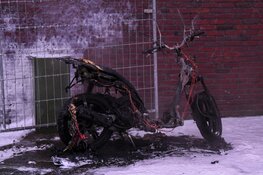 Scooter door brand verwoest bij flatgebouw in Hilversum
