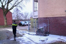 Scooter door brand verwoest bij flatgebouw in Hilversum
