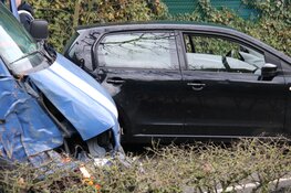 Bestelbus crasht tegen boom