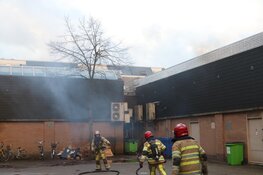 Brand boven winkels in Huizen
