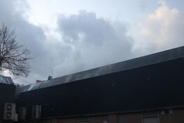Brand boven winkels in Huizen