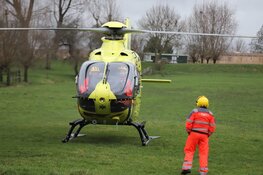 Vrouw gewond na val in trein bij Weesp