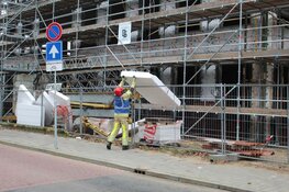 Piepschuimen platen waaien weg op