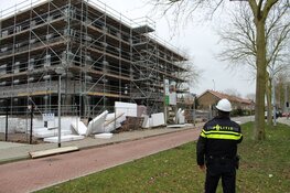 Piepschuimen platen waaien weg op