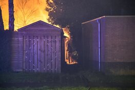 Fikse schuurbrand tussen woningen in Hilversum