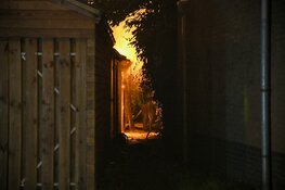 Fikse schuurbrand tussen woningen in Hilversum