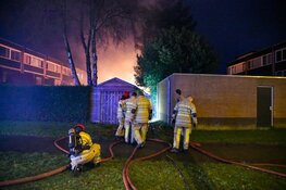 Fikse schuurbrand tussen woningen in Hilversum
