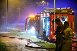 Fikse schuurbrand tussen woningen in Hilversum