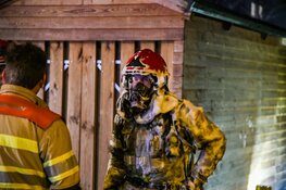 Fikse schuurbrand tussen woningen in Hilversum