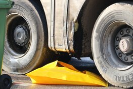 Vrachtwagen verliest complete dieseltank in Bussum