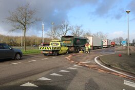Vrachtwagen verliest complete dieseltank in Bussum