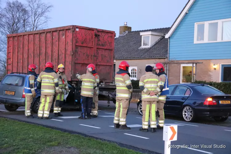 Auto crasht tegen stilstaande auto in Weesp