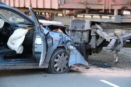 Auto crasht tegen stilstaande auto in Weesp