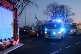 Auto crasht tegen stilstaande auto in Weesp