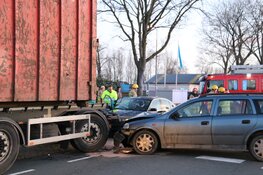 Auto crasht tegen stilstaande auto in Weesp