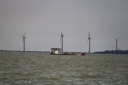 Woonboot in problemen op IJmeer in Muiderberg