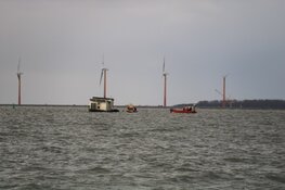 Woonboot in problemen op IJmeer in Muiderberg