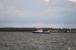Woonboot in problemen op IJmeer in Muiderberg