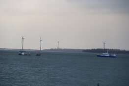 Woonboot in problemen op IJmeer in Muiderberg