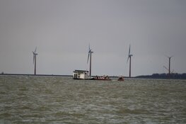 Eigenaar gestrande woonark IJmeer verdacht van slecht zeemanschap