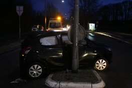 Gladheid: auto tegen paal gereden in Huizen